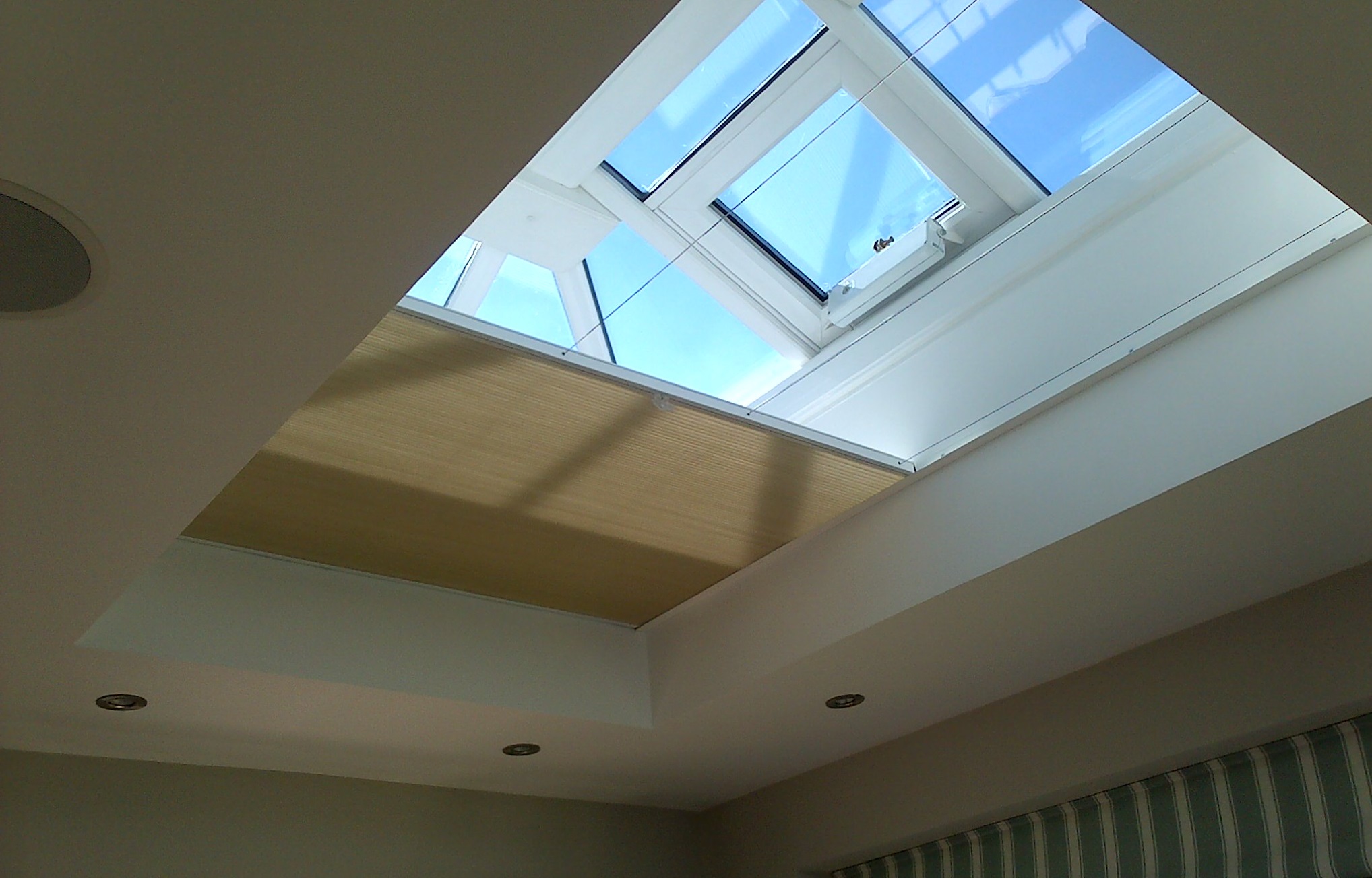 Vale Honeycomb flat roof blind Vale Honeycomb flat roof blind